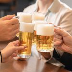 キリンのビールで乾杯する人たち