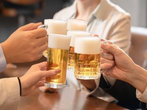 キリンのビールで乾杯する人たち
