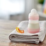 ハンカチの上に置かれたミルク