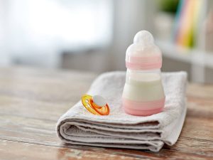 ハンカチの上に置かれたミルク