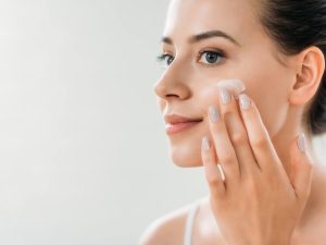スキンケアをする女性